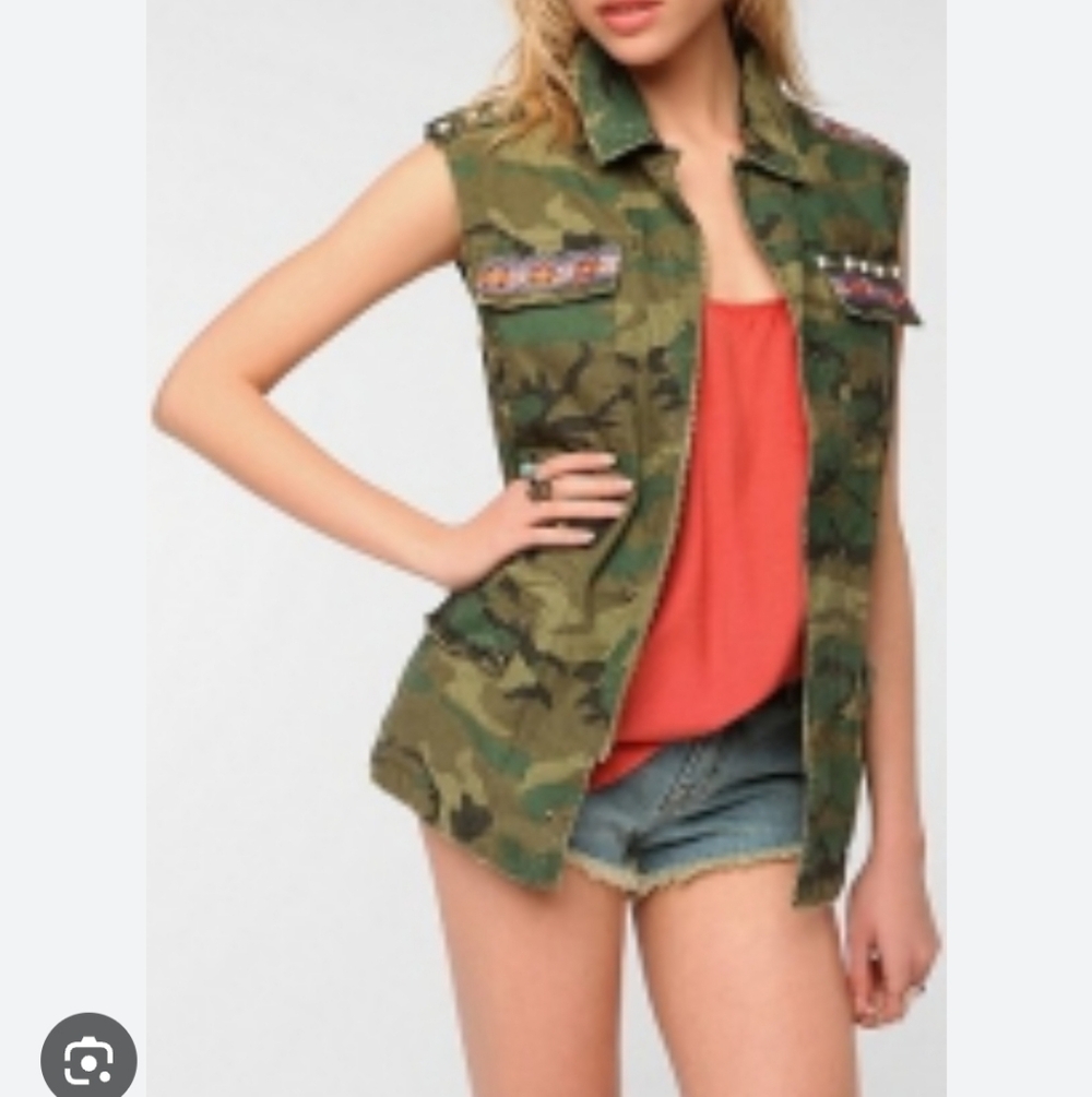 Camo Utility Vest with Embellished Pockets Size XS super Cute